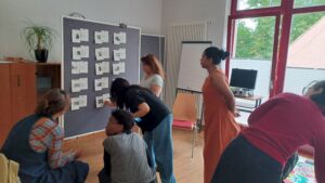 Gemeinsam wurde Käthe Kruse’s Lebensgeschichte erarbeitet und mit Blick auf Frauenrechte ausgewertet.
